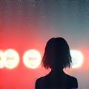 Figura stilizzata che guarda con invidia schermi di social media che mostrano scene felici.