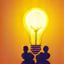 Icona a forma di lampadina e tre persone, simbolo di FAQ guidate dalla community ma validate da esperti.