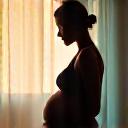 Donna incinta meditante con un tablet sullo sfondo che mostra un'app di mindfulness