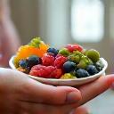 Donna incinta che registra l'assunzione di cibo su un'app di nutrizione