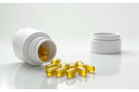 Flacone elegante di multivitaminici bioavailable, con capsule colorate che evocano vitalità.
